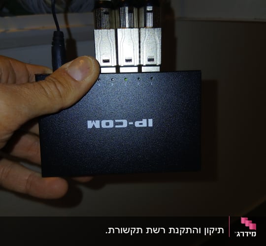 מתאם רשת עם כבלים מחוברים